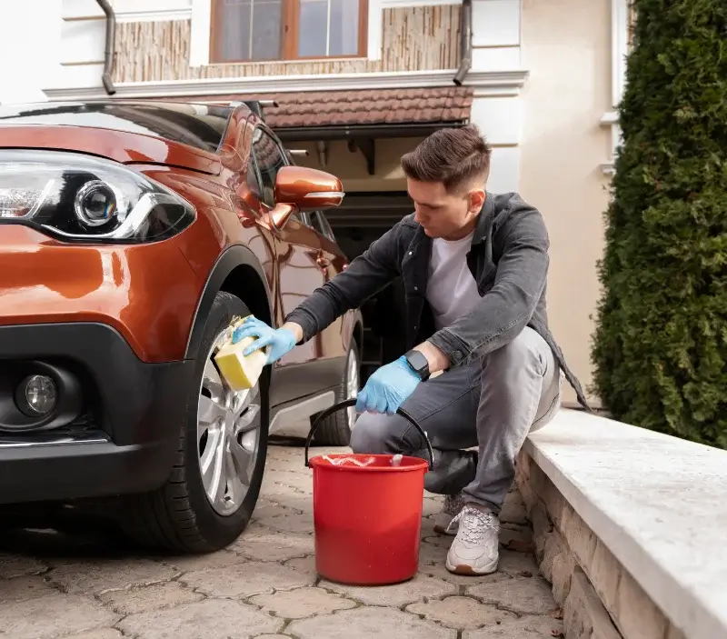 Lavage auto à domicile Les Bois d'Anjou : professionnel intervenant sur un véhicule